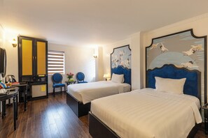 Deluxe-Dreibettzimmer | Minibar, Zimmersafe, Schreibtisch, schallisolierte Zimmer