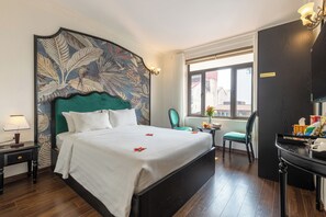 Habitación Deluxe con 1 cama matrimonial o 2 individuales | Minibar, caja de seguridad en la habitación y escritorio 