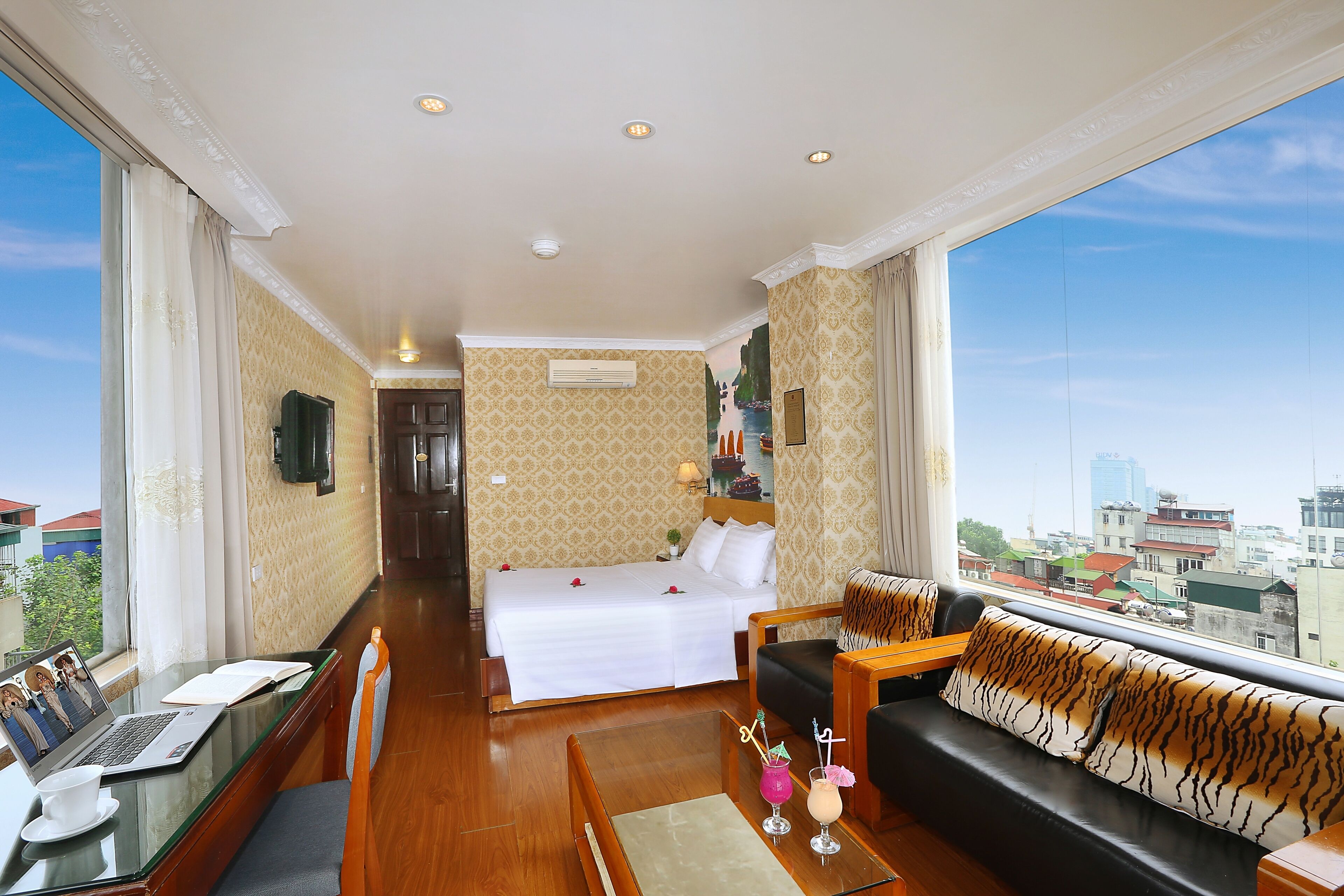 honeymoon suite | minibar, in-room safe, desk, soundproofing