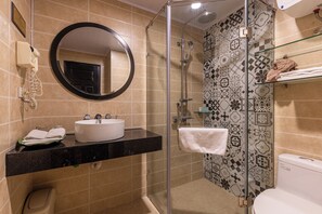 Articles de toilette gratuits, sèche-cheveux, chaussons