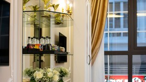 Une chambre d’hôtel avec une vitrine, un lit, une fenêtre avec des rideaux et une vue sur l’extérieur.