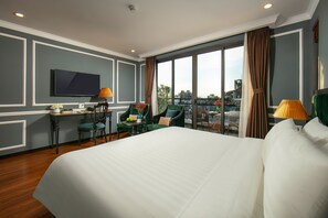 Minibar, in-room safe, individually decorated, desk - La Selva Premium Hotel (Hanoi)
