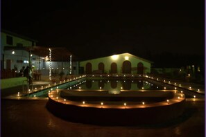 Bagian depan properti - sore/malam