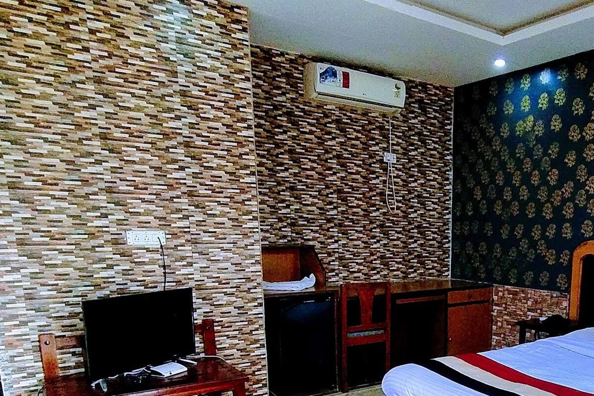 Premium bedding, desk