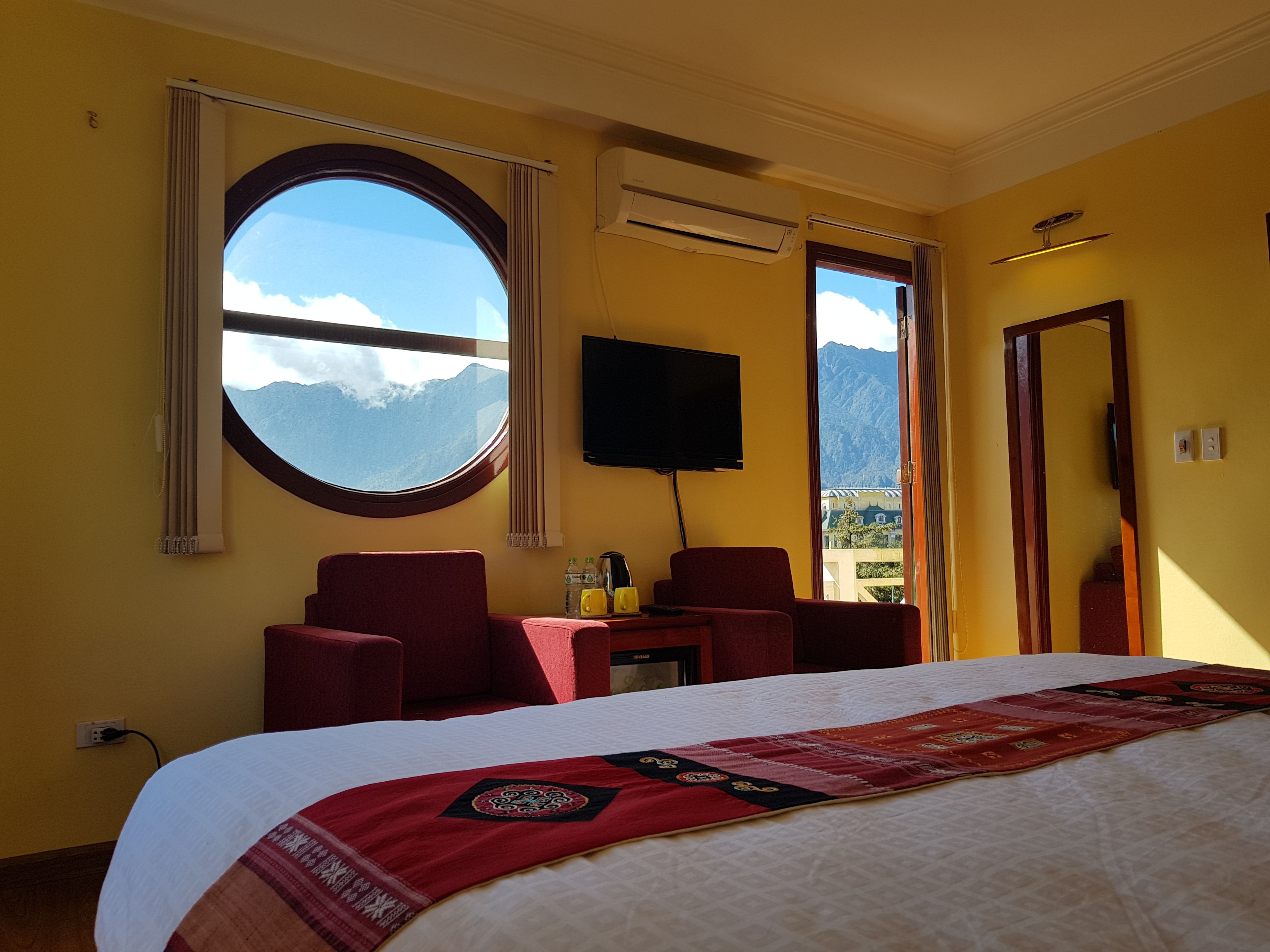 Egyptian cotton sheets, pillow-top beds, in-room safe