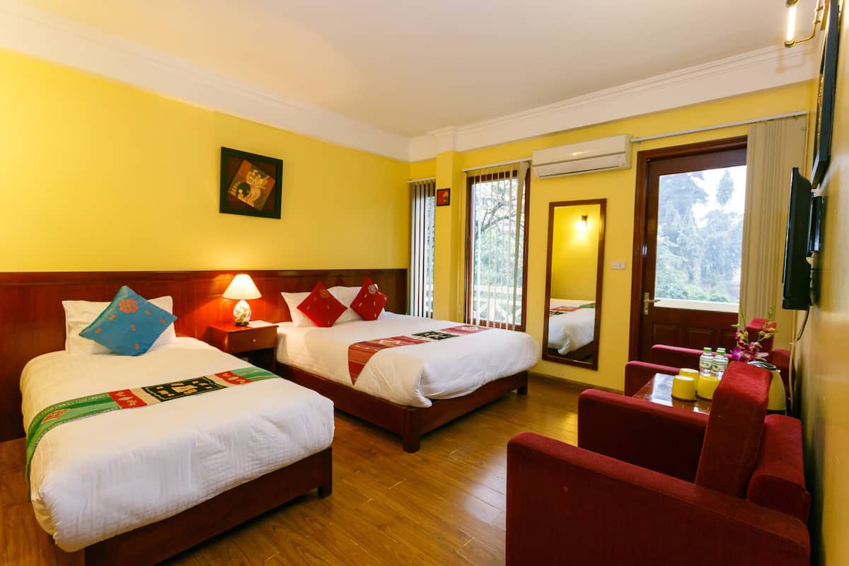 Habitación triple Deluxe, vistas a la montaña | Sábanas de algodón egipcio y colchones con acolchado adicional