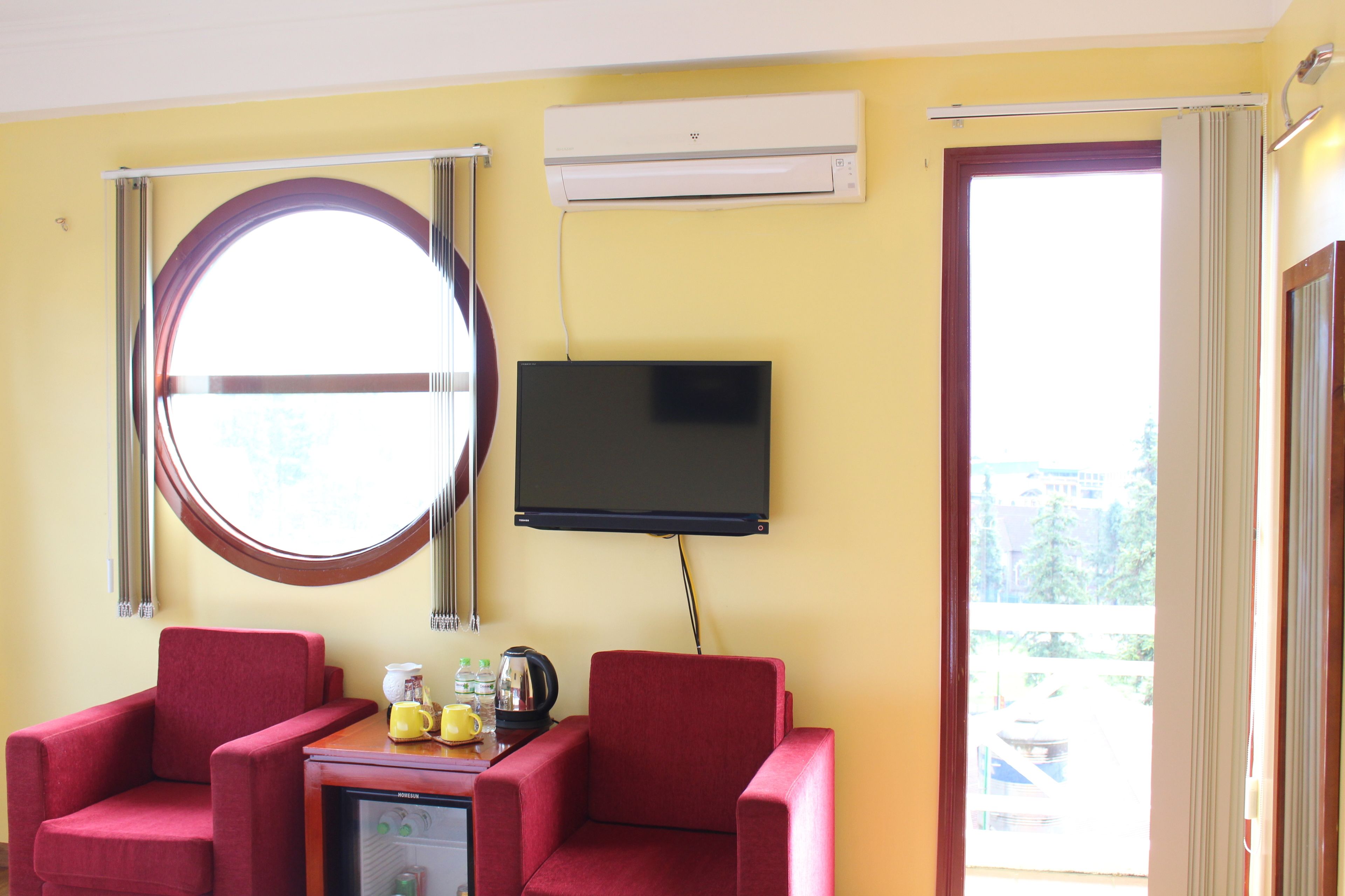 deluxe double or twin room, mountain view | living area | 29-inch tv with cable channels