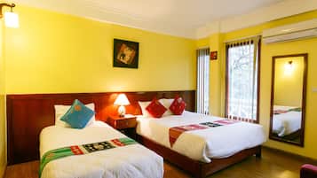 Chambre Triple Deluxe, vue montagne | Draps en coton égyptien, surmatelas, coffres-forts dans les chambres