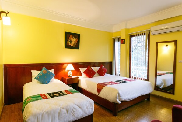 Habitación triple Deluxe, vista a la montaña | Sábanas de algodón egipcio y camas con pillow-top 