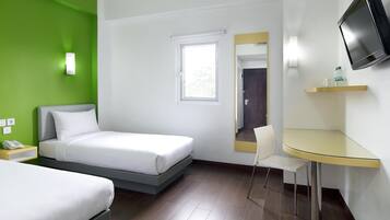 Kahden hengen huone (kaksi sänkyä) (Smart) | Tallelokero huoneessa, työpöytä, ilmainen Wi-Fi, vuodevaatteet