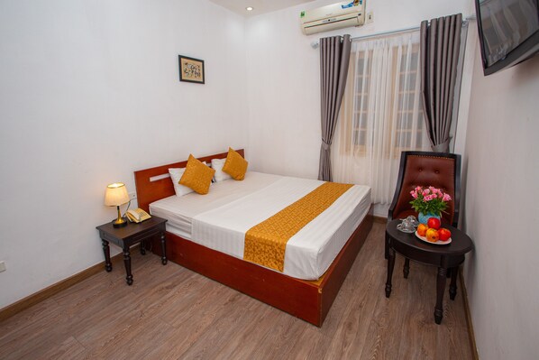 ميني بار وخزنة داخل الغرفة ومكتب ومساحة عمل للكمبيوتر المحمول