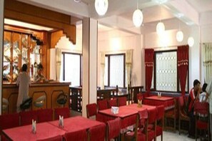Phục vụ bữa sáng, bữa trưa và bữa tối 