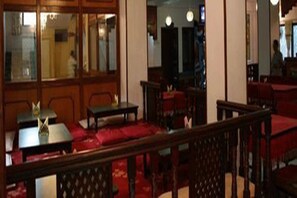 Phục vụ bữa sáng, bữa trưa và bữa tối 