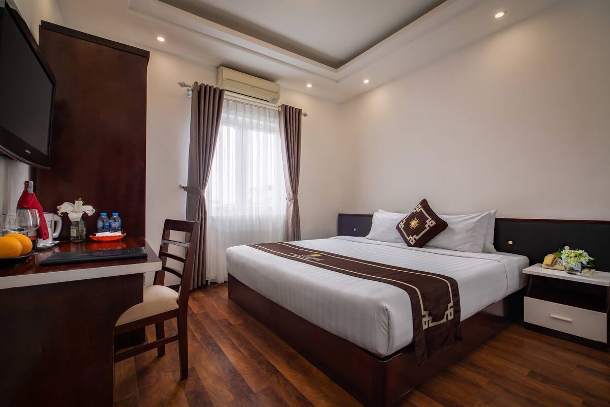 Deluxe Room, 1 Double or 2 Twin Beds, City View | Minibar, in-room safe, desk, soundproofing
