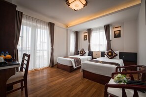 Minibar, in-room safe, individually furnished, desk - La Suite Hotel & Spa (Hanoi)