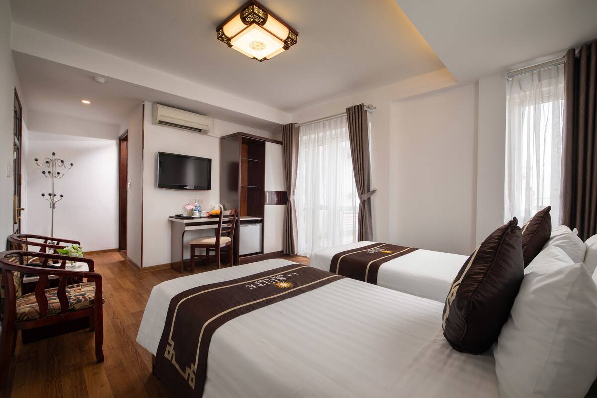 Executive Double or Twin Room, Balcony | Minibar, in-room safe, desk, soundproofing