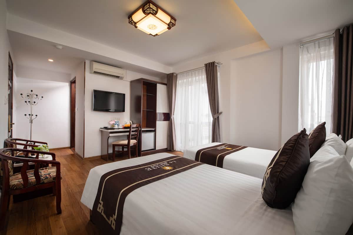 Executive Double or Twin Room, Balcony | Bar mini, peti besi dalam bilik, dilengkapkan perabot secara berasingan