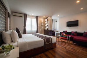 Suite, 1 lit double | Minibar, coffres-forts dans les chambres, ameublement personnalisé