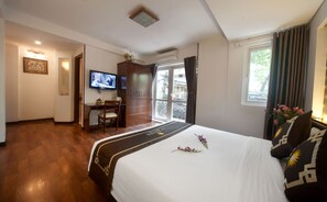 Executive Double or Twin Room, Balcony | Minibar, in-room safe, individually furnished, desk
