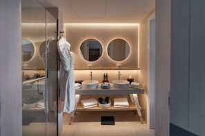 Rom – executive, 1 kingsize-seng, havutsikt | Bad | Kombinert dusj/badekar, toalettartikler (inkludert) og hårføner