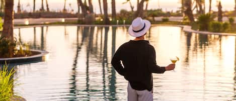 Piscine extérieure, parasols de plage