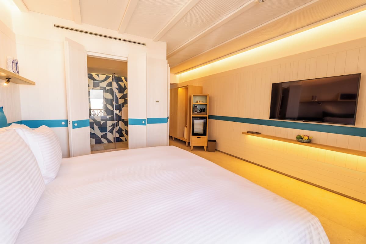 Premium bedding, minibar, in-room safe, desk