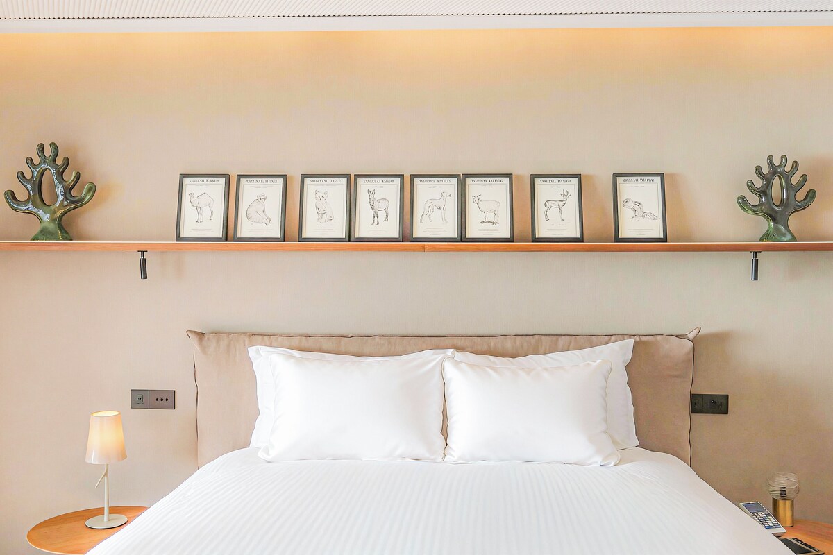Suite (Platinum) | Premium bedding, minibar, in-room safe, desk