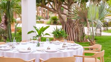 4 restaurants; lunch and dinner served