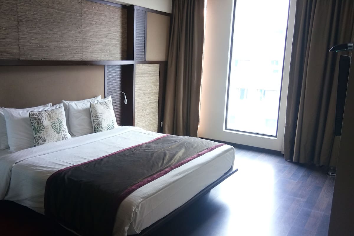 Club Queen room | Premium bedding, minibar, in-room safe, desk
