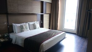 Club Queen room | Premium bedding, minibar, in-room safe, desk