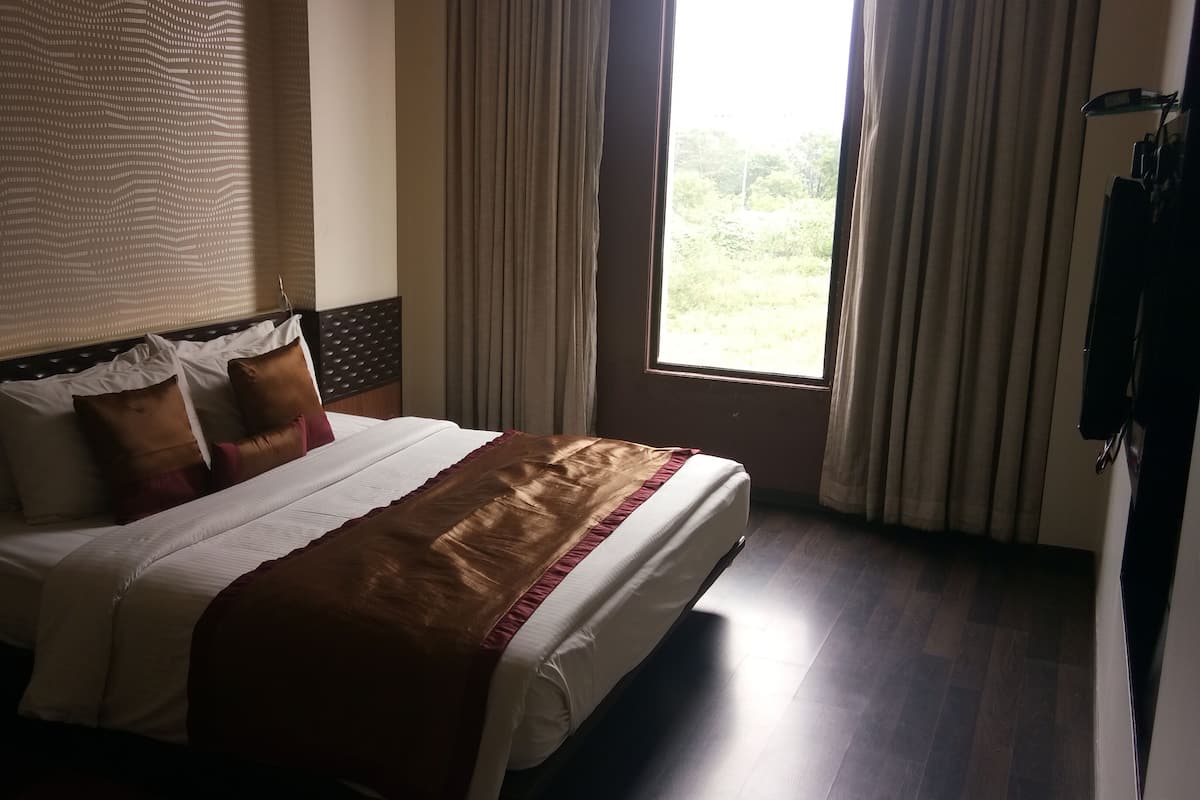 Standard Queen Bed | Premium bedding, minibar, in-room safe, desk