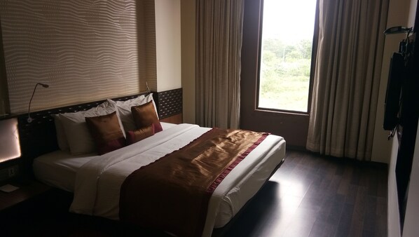 Standard Queen Bed | Premium bedding, minibar, in-room safe, desk