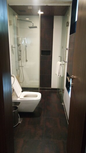 Standard Twin Bed | Bathroom | Towels - THE ATMOS HOTEL (Paud)