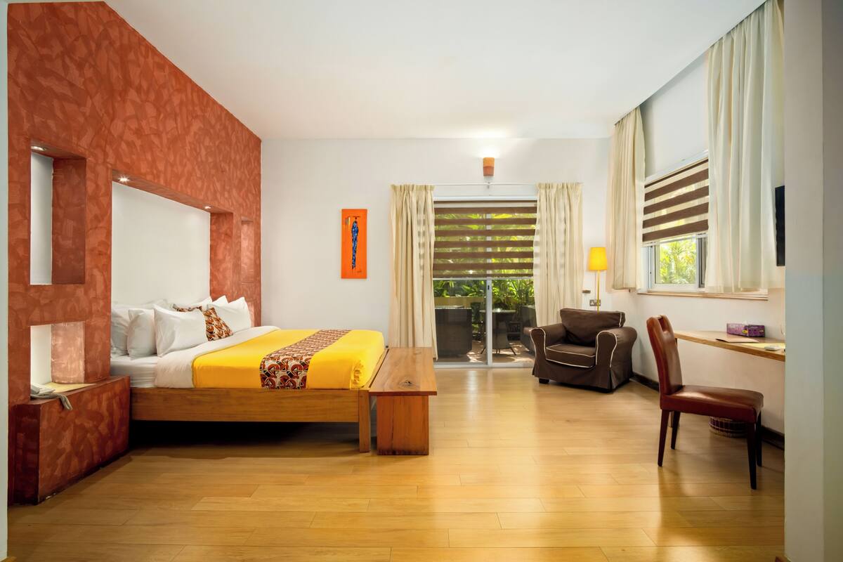 Executive Room | Bar mini, peti besi dalam bilik, meja, ruang kerja komputer riba