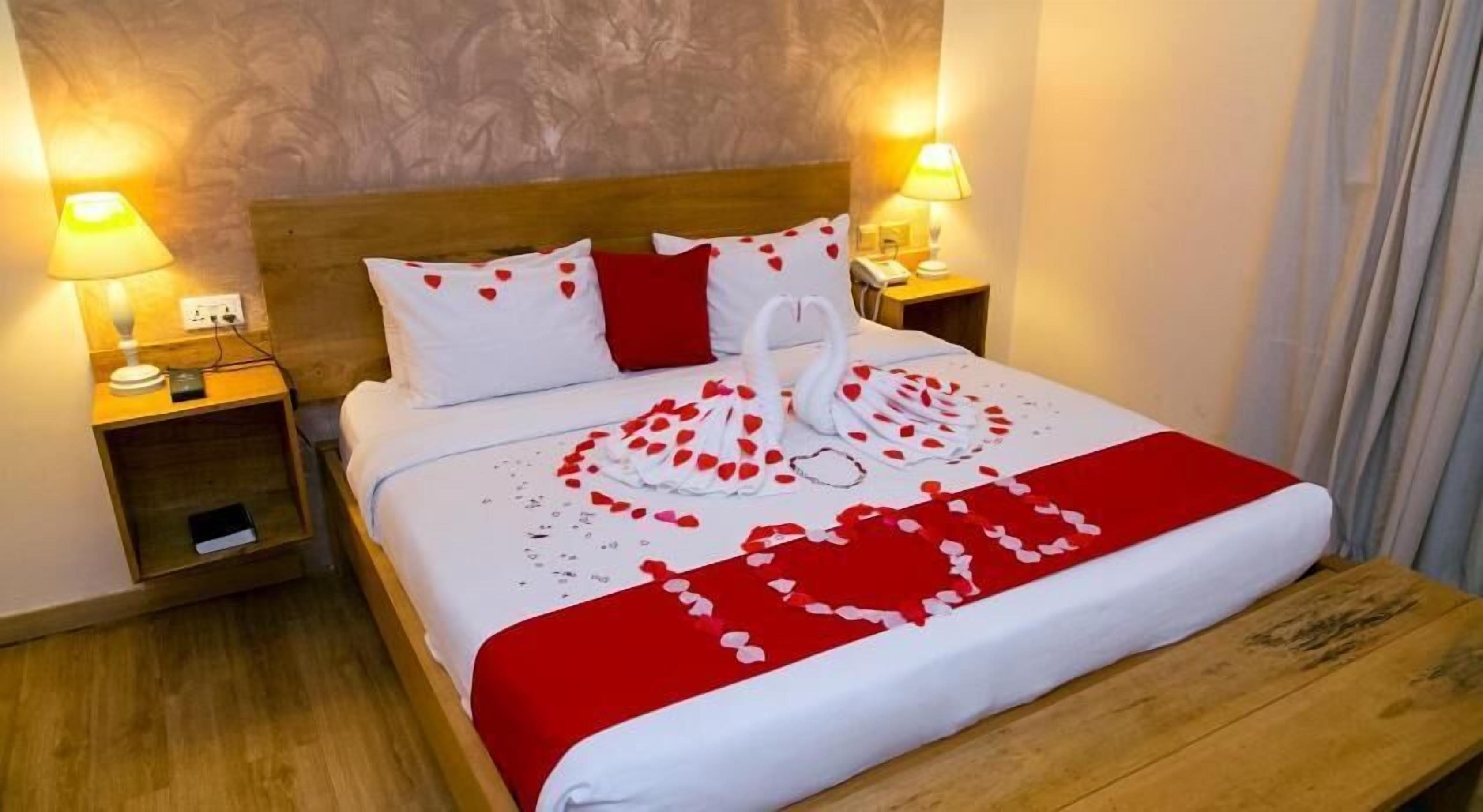 Minibar, brankas, dan dilengkapi dengan perabotan berbeda-beda