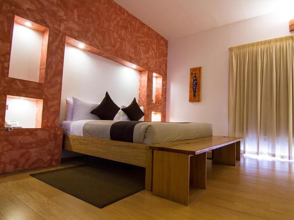 Minibar, brankas, dan dilengkapi dengan perabotan berbeda-beda