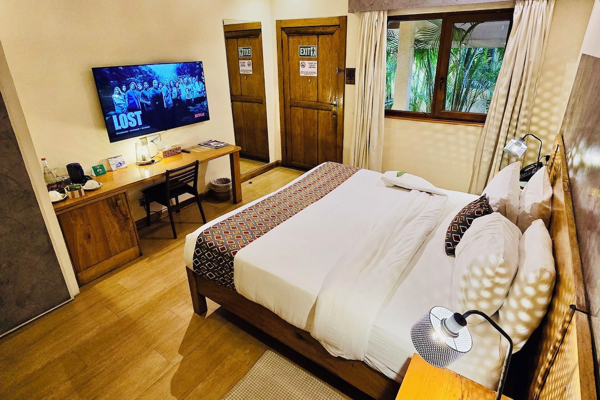 Standard Room | Bar mini, peti besi dalam bilik, meja, ruang kerja komputer riba