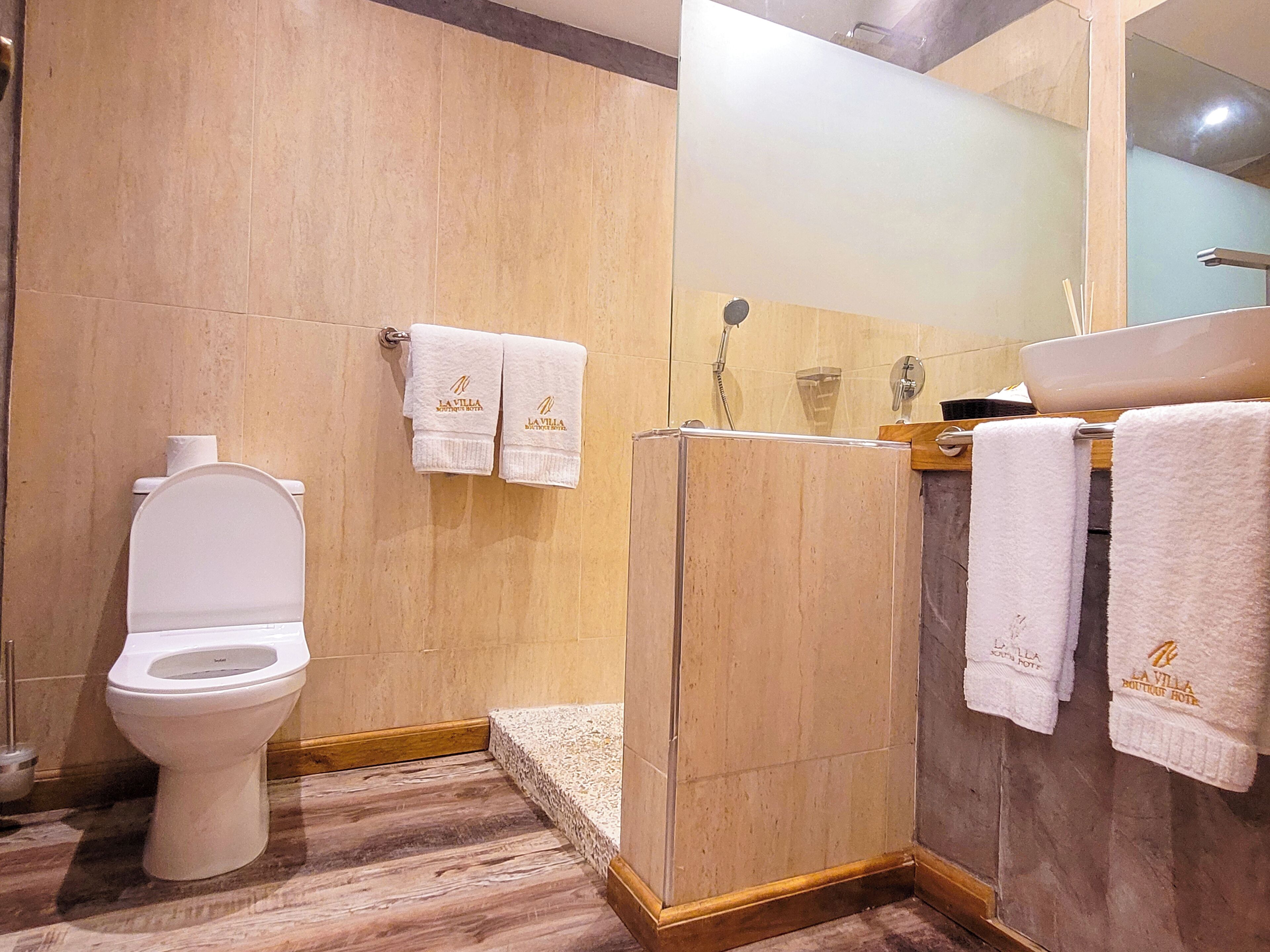 Un baño con inodoro, ducha y lavamanos.