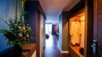 Premier Studio, 1 King Bed | Room amenity