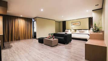 Deluxe Family | Minibar, in-room safe, desk, blackout drapes