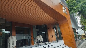 A modern building with a wooden facade and a sign reading "Bangkok Interplaza." - Bangkok Inter Place Hotel (Bangkok)