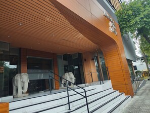 Vista frontal de la propiedad