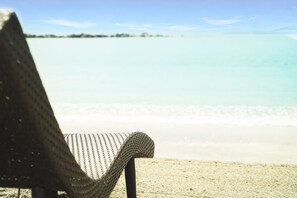 Plage privée, sable blanc, cabines gratuites, serviettes de plage