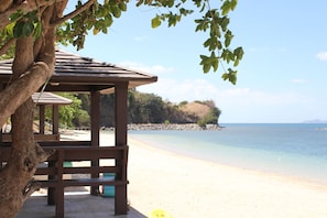Private beach, white sand, free beach cabanas, beach towels - Canyon Cove Hotel & Spa (Nasugbu)