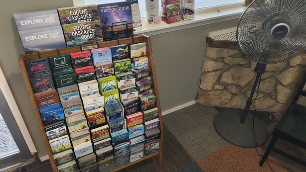 Exhibición de guías de viaje y mapas en una librería.