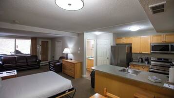 Studio | Luxe beddengoed, een strijkplank/strijkijzer, beddengoed, een wekker