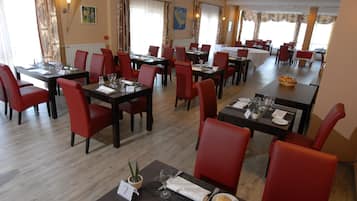 Se sirven almuerzos, cenas y cocina francesa