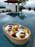 Desayuno preparado junto a la piscina, con vista al mar.