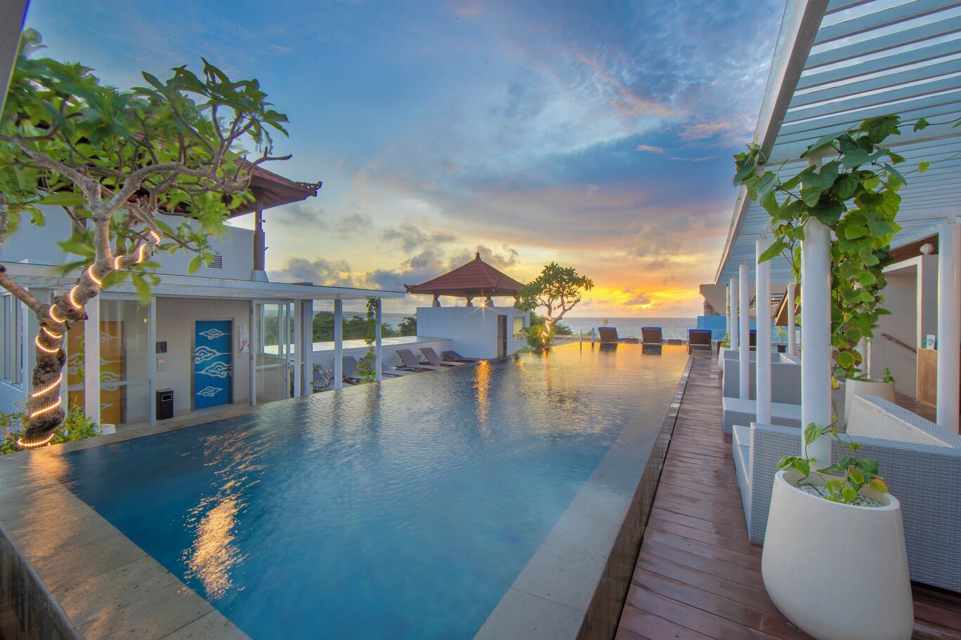 Outdoor pool, pool loungers