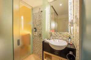Shower, rainfall showerhead, free toiletries, hair dryer - Kuta Beach Hotel (Kuta)